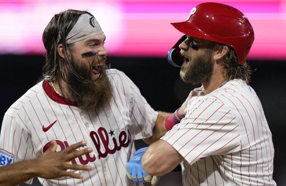 Filis ganan con imparable de Harper en el 10ma entrada ante Hader para superar 3-2 a los Astros