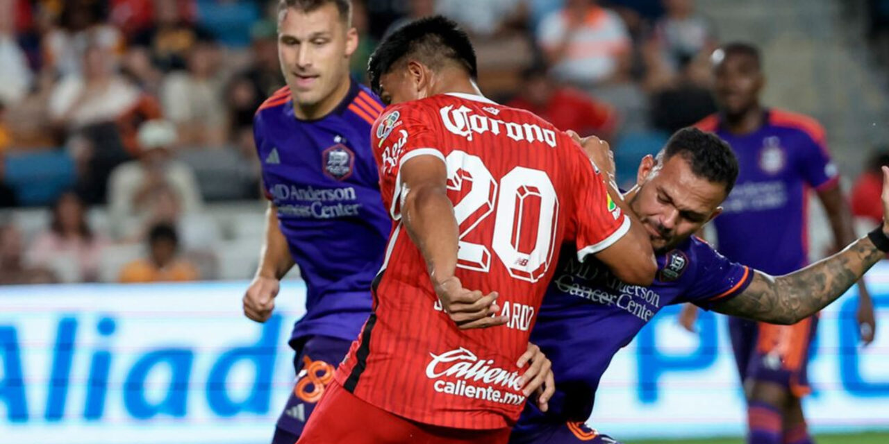 Toluca empató de último minuto y en penales echó al Houston