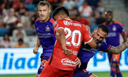 Toluca empató de último minuto y en penales echó al Houston