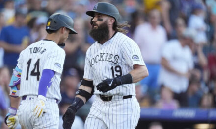 Con Homeruns de Rodgers y Blackmon, Rockies derrotan 7-3 a Padres