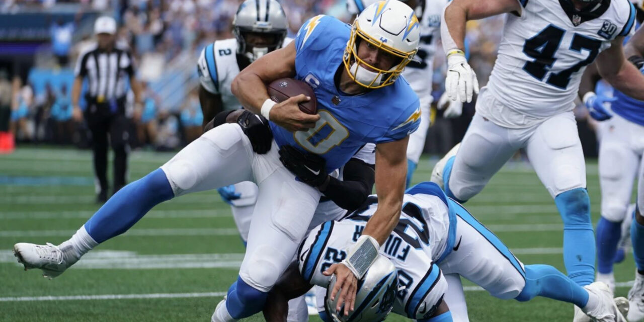 Herbert lanza 2 TD a Johnston y Chargers vapulean a 26-3 Panthers para continuar invictos