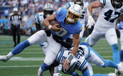 Herbert lanza 2 TD a Johnston y Chargers vapulean a 26-3 Panthers para continuar invictos