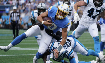 Herbert lanza 2 TD a Johnston y Chargers vapulean a 26-3 Panthers para continuar invictos