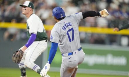 Ohtani se acerca al líder bateador Arráez buscando la triple corona; Dodgers arrollan 13-2 a Rockies