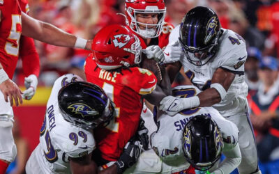 Chiefs superan 27-20 a Ravens, gracias a repetición, que invalida touchdown agónico
