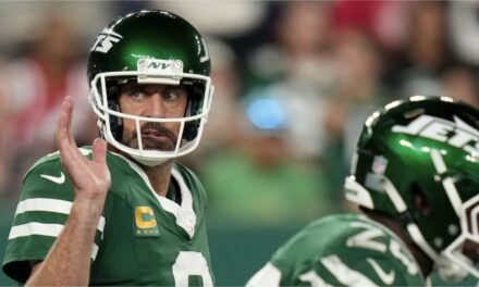 Rodgers brilla en 1er partido como local desde su lesión y Jets aplastan 24-3 a Pats