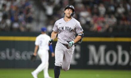 Stanton suma 25 jonrones por 10ma vez y Cole sale con calambres en triunfo de Yankees sobre Rangers