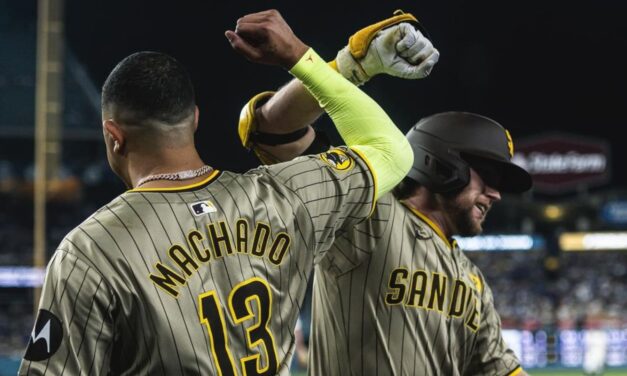 Con triple play, Padres aseguran boleto de playoffs con victoria de 4-2 sobre Dodgers