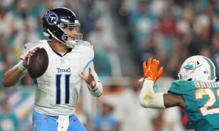 Rudolph suple a Levis y lidera triunfo de Titans 31-12 ante Dolphins