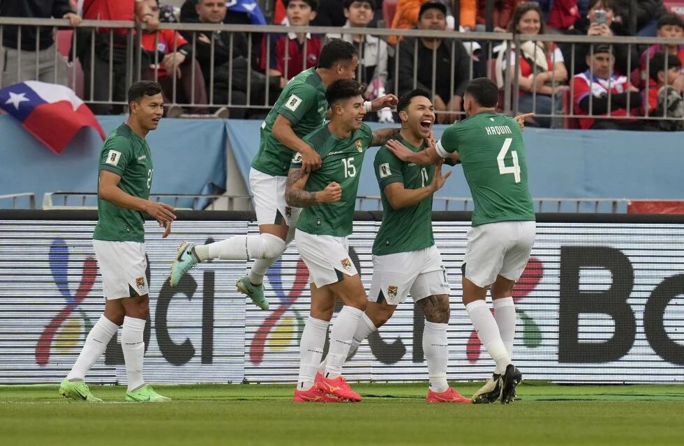 Bolivia hunde más a Chile en las eliminatorias para el Mundial con victoria 2-1 en Santiago