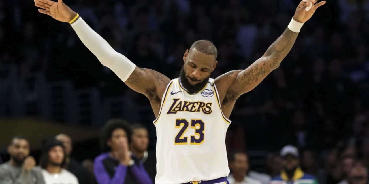 LeBron James logra triple doble y Davis anota 31 puntos en victoria de Lakers 131-127 sobre Kings