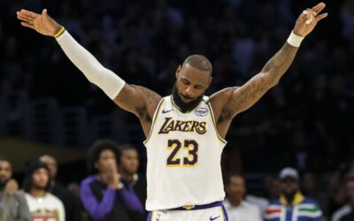 LeBron James logra triple doble y Davis anota 31 puntos en victoria de Lakers 131-127 sobre Kings
