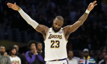 LeBron James logra triple doble y Davis anota 31 puntos en victoria de Lakers 131-127 sobre Kings