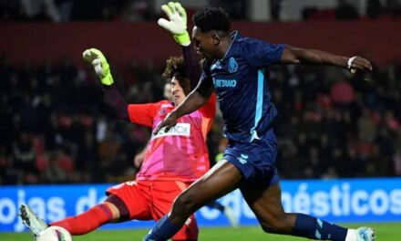 Ochoa es goleado 5-0 en Portugal; recibió ‘hat-trick’ en 14 minutos