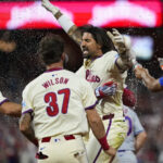 Castellanos gana Juego 2 con sencillo en la 9na y Filis superan 7-6 a Mets para igualar la serie