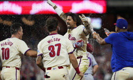 Castellanos gana Juego 2 con sencillo en la 9na y Filis superan 7-6 a Mets para igualar la serie