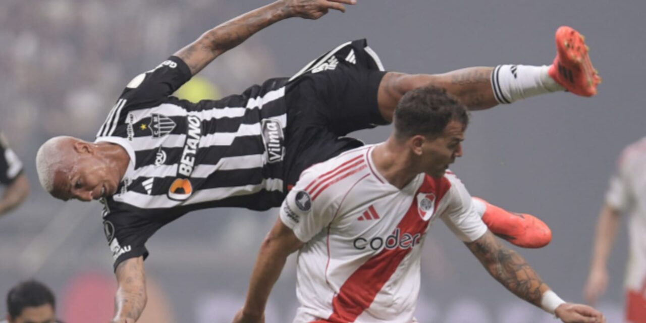 Deyverson guía al Atlético Mineiro en goleada sobre River Plate en la 1ra semifinal de Libertadores