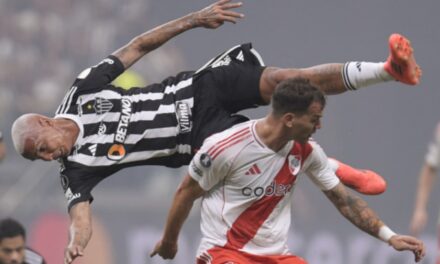 Deyverson guía al Atlético Mineiro en goleada sobre River Plate en la 1ra semifinal de Libertadores