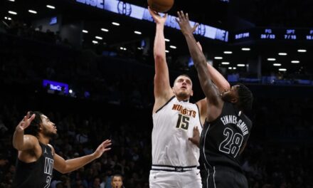 Jokic logra 29 puntos, 18 rebotes y 16 asistencias para que Nuggets derroten a Nets en tiempo extra