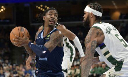 Con triple doble, Morant guía a Grizzlies a victoria de 122-99 sobre Bucks inoperantes