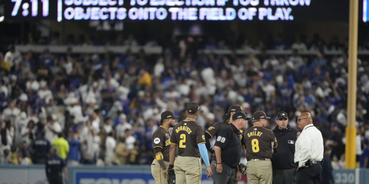 Fans de Dodgers lanzan pelotas y basura al campo, interrumpen victoria 10-2 de Padres