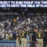 Fans de Dodgers lanzan pelotas y basura al campo, interrumpen victoria 10-2 de Padres