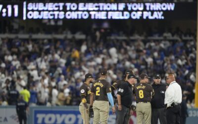 Fans de Dodgers lanzan pelotas y basura al campo, interrumpen victoria 10-2 de Padres