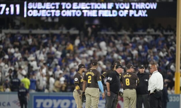 Fans de Dodgers lanzan pelotas y basura al campo, interrumpen victoria 10-2 de Padres