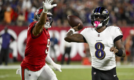 Jackson lanza para 281 yardas y 5 TDs para guiar a Ravens a victoria 41-31 sobre Buccaneers