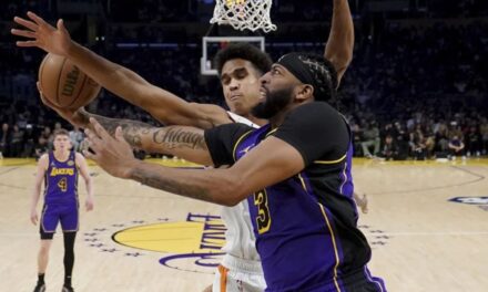 Anthony Davis contribuye con 35 puntos a remontada de Lakers ante Suns