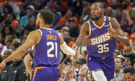 Durant consigue 31 puntos y lleva a Suns a victoria sobre Mavericks, 114-102