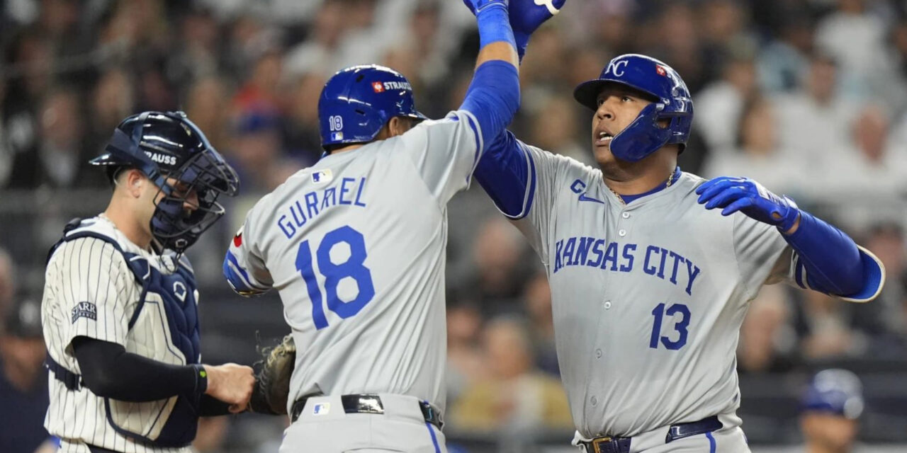 Salvador Pérez y Maikel García brillan por Reales en victoria 4-2 para empatar serie con Yankees