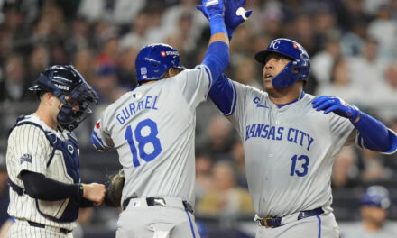 Salvador Pérez y Maikel García brillan por Reales en victoria 4-2 para empatar serie con Yankees