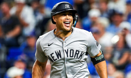 Con jonrón de Stanton en la 8va, Yankees superan 3-2 a Reales y están a un triunfo de avanzar