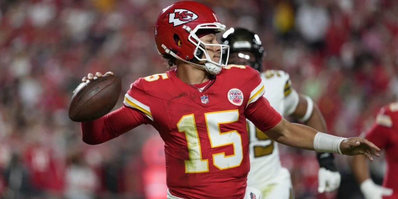 Patrick Mahomes lanza para 331 yardas, Derek Carr se lesiona y Chiefs vencen 26-13 a Saints