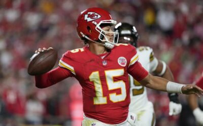 Patrick Mahomes lanza para 331 yardas, Derek Carr se lesiona y Chiefs vencen 26-13 a Saints