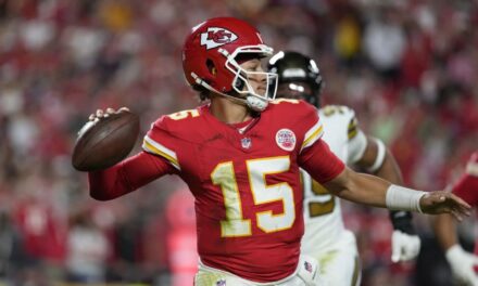 Patrick Mahomes lanza para 331 yardas, Derek Carr se lesiona y Chiefs vencen 26-13 a Saints