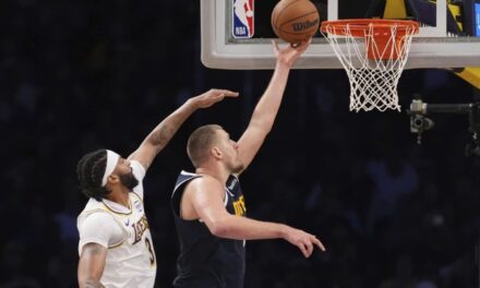 Jokic anota 34, Porter suma 24 y Nuggets superan a Lakers por 127-102