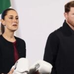 El boxeador mexicano Saúl ‘Canelo’ Álvarez entrega “guantes blancos de la paz” a Sheinbaum