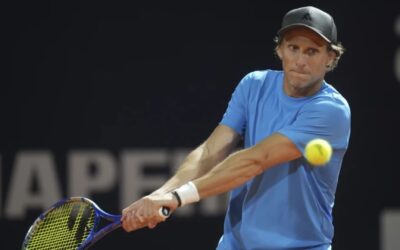 Exfutbolista uruguayo Diego Forlán se estrena en el tenis profesional con una derrota en casa