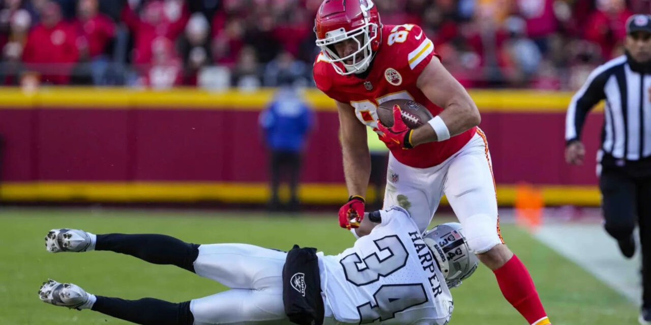 Chiefs recuperan balón suelto de Raiders en segundos finales y aseguran lugar en playoffs