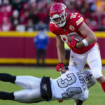 Chiefs recuperan balón suelto de Raiders en segundos finales y aseguran lugar en playoffs