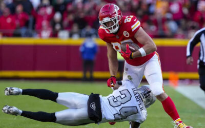 Chiefs recuperan balón suelto de Raiders en segundos finales y aseguran lugar en playoffs