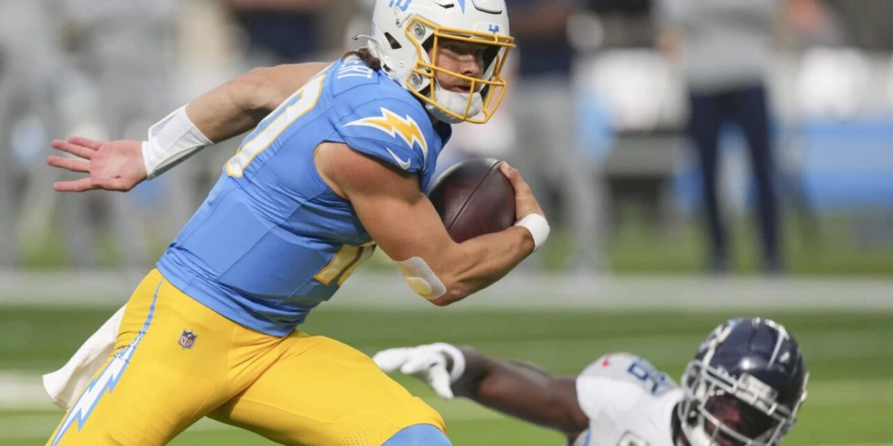 Justin Herbert logra touchdowns pasando y corriendo mientras Chargers vencen 27-17 a Titans