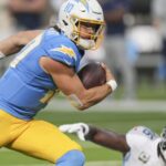 Justin Herbert logra touchdowns pasando y corriendo mientras Chargers vencen 27-17 a Titans