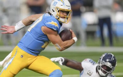 Justin Herbert logra touchdowns pasando y corriendo mientras Chargers vencen 27-17 a Titans