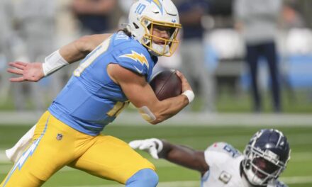 Justin Herbert logra touchdowns pasando y corriendo mientras Chargers vencen 27-17 a Titans