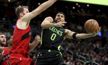 Triple de Tatum al final del alargue da la victoria 126-123 a Celtics sobre Raptors