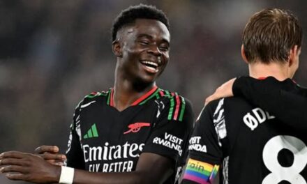 Saka brilla en goleada del Arsenal en West Ham y Van Nistelrooy ve perder a su nuevo equipo