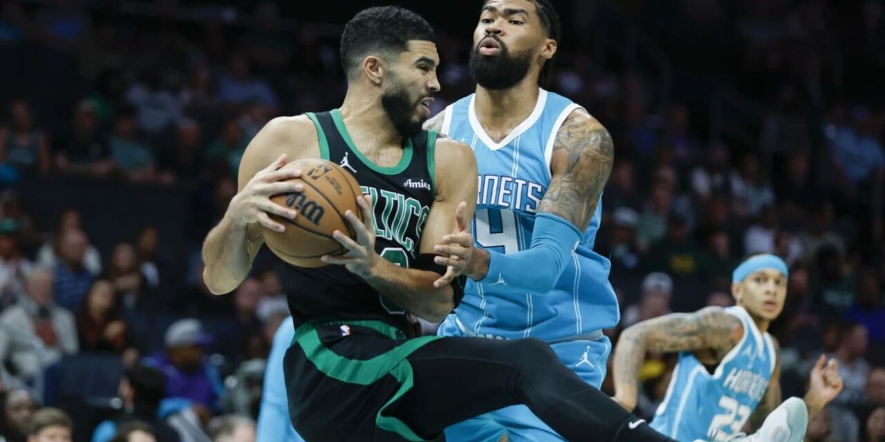 Tatum anota 32, Celtics se despegan y vencen a Hornets 124-109 tras expulsión de 2 jugadores